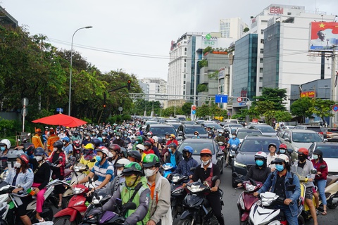 Vật vã với buổi sáng đầu tiên cấm qua cầu vượt Nguyễn Hữu Cảnh - Ảnh 1. Vật vã với buổi sáng đầu tiên cấm qua cầu vượt Nguyễn Hữu Cảnh - Ảnh 1.