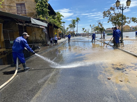 Phố cổ Hội An ngổn ngang bùn đất sau bão Noru - Ảnh 1. Phố cổ Hội An ngổn ngang bùn đất sau bão Noru - Ảnh 1.