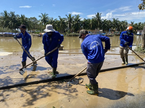 Phố cổ Hội An ngổn ngang bùn đất sau bão Noru - Ảnh 2. Phố cổ Hội An ngổn ngang bùn đất sau bão Noru - Ảnh 2.