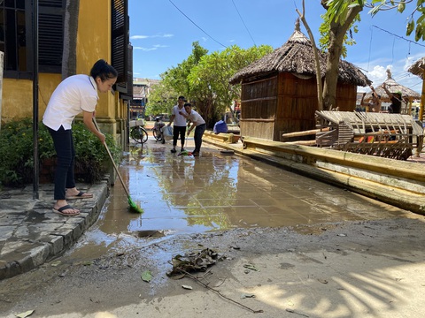 Phố cổ Hội An ngổn ngang bùn đất sau bão Noru - Ảnh 5. Phố cổ Hội An ngổn ngang bùn đất sau bão Noru - Ảnh 5.
