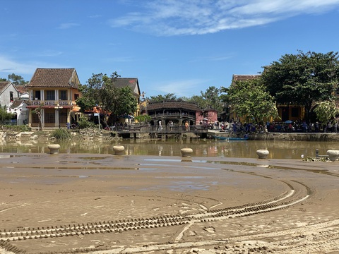 Phố cổ Hội An ngổn ngang bùn đất sau bão Noru - Ảnh 7. Phố cổ Hội An ngổn ngang bùn đất sau bão Noru - Ảnh 7.