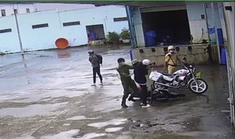 Tước danh hiệu Công an nhân dân 3 cán bộ công an bạo lực với 2 thiếu niên - Ảnh 1. Tước danh hiệu Công an nhân dân 3 cán bộ công an bạo lực với 2 thiếu niên - Ảnh 1.