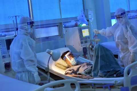 Làm gì để bảo vệ bệnh nhân suy thận, ghép thận trước COVID-19? - Ảnh 1. Làm gì để bảo vệ bệnh nhân suy thận, ghép thận trước COVID-19? - Ảnh 1.