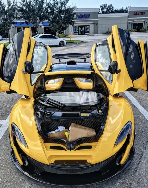 Vừa tậu siêu xe McLaren triệu USD, chủ xe cay đắng nhìn bão cuốn mất - Ảnh 1. Vừa tậu siêu xe McLaren triệu USD, chủ xe cay đắng nhìn bão cuốn mất - Ảnh 1.
