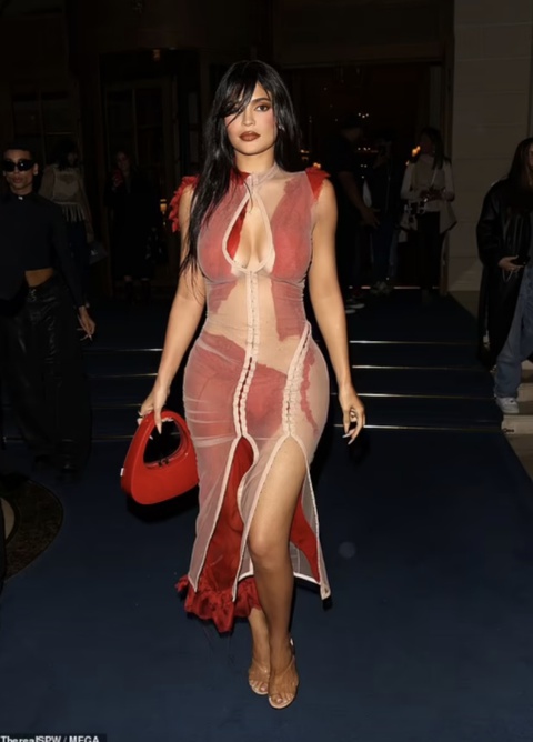 Kylie Jenner gây sốt với chiếc váy rách rưới như cái bang - Ảnh 1. Kylie Jenner gây sốt với chiếc váy rách rưới như cái bang - Ảnh 1.