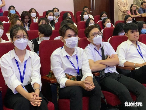 Ông Phan Văn Mãi: Sinh viên năm nhất mạnh dạn đóng góp, hiến kế cho TP.HCM - Ảnh 2. Ông Phan Văn Mãi: Sinh viên năm nhất mạnh dạn đóng góp, hiến kế cho TP.HCM - Ảnh 2.