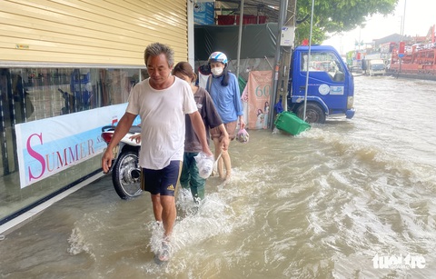 Mưa dồn dập, hàng loạt thủy điện, hồ thủy lợi xả lũ, bà con vội vã chạy lụt - Ảnh 11. Mưa dồn dập, hàng loạt thủy điện, hồ thủy lợi xả lũ, bà con vội vã chạy lụt - Ảnh 11.