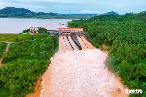 Mưa dồn dập, hàng loạt thủy điện, hồ thủy lợi xả lũ, bà con vội vã chạy lụt - Ảnh 4. Mưa dồn dập, hàng loạt thủy điện, hồ thủy lợi xả lũ, bà con vội vã chạy lụt - Ảnh 4.