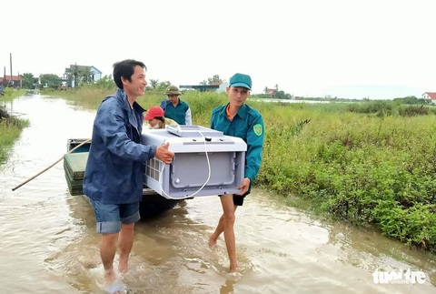 Mưa dồn dập, hàng loạt thủy điện, hồ thủy lợi xả lũ, bà con vội vã chạy lụt - Ảnh 7. Mưa dồn dập, hàng loạt thủy điện, hồ thủy lợi xả lũ, bà con vội vã chạy lụt - Ảnh 7.