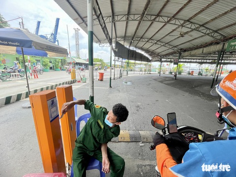 Phà Cát Lái phải bổ sung trụ quẹt thẻ để tránh ùn tắc - Ảnh 1. Phà Cát Lái phải bổ sung trụ quẹt thẻ để tránh ùn tắc - Ảnh 1.