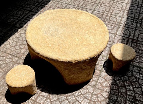 Bàn cà phê từ giấy vụn ở Việt Nam, loa phân bò nằm trong 7 thiết kế ấn tượng từ rác thải - Ảnh 7. Bàn cà phê từ giấy vụn ở Việt Nam, loa phân bò nằm trong 7 thiết kế ấn tượng từ rác thải - Ảnh 7.