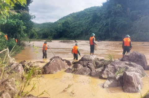 Một người dân bị nước cuốn trôi mất tích khi lội qua sông Bung - Ảnh 1. Một người dân bị nước cuốn trôi mất tích khi lội qua sông Bung - Ảnh 1.