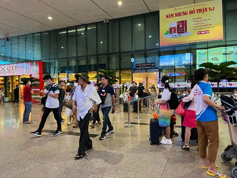Tân Sơn Nhất vẫn chật ních khách đi khuya nhưng không ùn tắc - Ảnh 3. Tân Sơn Nhất vẫn chật ních khách đi khuya nhưng không ùn tắc - Ảnh 3.