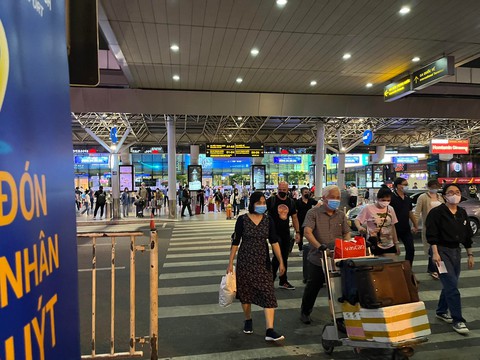 Tân Sơn Nhất vẫn chật ních khách đi khuya nhưng không ùn tắc - Ảnh 4. Tân Sơn Nhất vẫn chật ních khách đi khuya nhưng không ùn tắc - Ảnh 4.