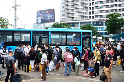 Dòng người đổ về Hà Nội, cửa ngõ phía nam ùn ứ, vành đai 3 kẹt cứng - Ảnh 6. Dòng người đổ về Hà Nội, cửa ngõ phía nam ùn ứ, vành đai 3 kẹt cứng - Ảnh 6.