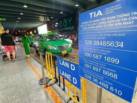 Tân Sơn Nhất vẫn chật ních khách đi khuya nhưng không ùn tắc - Ảnh 7. Tân Sơn Nhất vẫn chật ních khách đi khuya nhưng không ùn tắc - Ảnh 7.