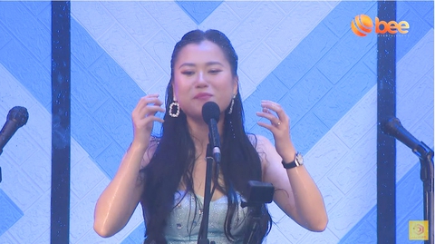 Sam cười ‘ná thở’ khi Lâm Vỹ Dạ bị bắn nước rớt cặp lông mi giả - Ảnh 3. Sam cười ‘ná thở’ khi Lâm Vỹ Dạ bị bắn nước rớt cặp lông mi giả - Ảnh 3.