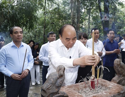 Chủ tịch nước Nguyễn Xuân Phúc dâng hương tại Khu di tích quốc gia đặc biệt Tân Trào - Ảnh 1. Chủ tịch nước Nguyễn Xuân Phúc dâng hương tại Khu di tích quốc gia đặc biệt Tân Trào - Ảnh 1.