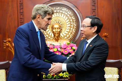 Ông Kerry thăm TP.HCM, dạo sông Sài Gòn và nhận bánh trung thu từ Bí thư Nguyễn Văn Nên - Ảnh 1. Ông Kerry thăm TP.HCM, dạo sông Sài Gòn và nhận bánh trung thu từ Bí thư Nguyễn Văn Nên - Ảnh 1.