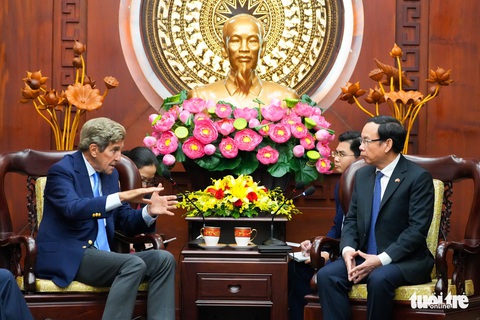 Ông Kerry thăm TP.HCM, dạo sông Sài Gòn và nhận bánh trung thu từ Bí thư Nguyễn Văn Nên - Ảnh 2. Ông Kerry thăm TP.HCM, dạo sông Sài Gòn và nhận bánh trung thu từ Bí thư Nguyễn Văn Nên - Ảnh 2.