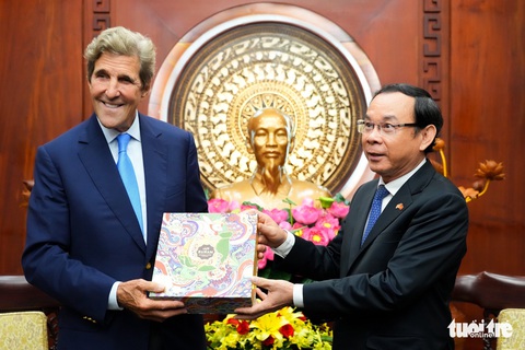 Ông Kerry thăm TP.HCM, dạo sông Sài Gòn và nhận bánh trung thu từ Bí thư Nguyễn Văn Nên - Ảnh 3. Ông Kerry thăm TP.HCM, dạo sông Sài Gòn và nhận bánh trung thu từ Bí thư Nguyễn Văn Nên - Ảnh 3.