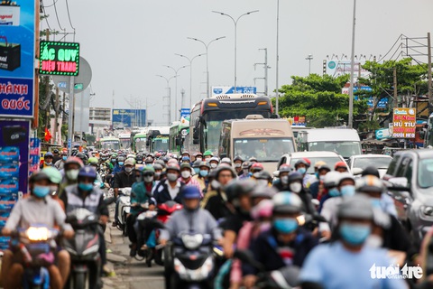 Hết lễ xe cộ lại ùn ùn về TP.HCM, cao tốc, quốc lộ nhiều đoạn nhích từng chút một - Ảnh 1. Hết lễ xe cộ lại ùn ùn về TP.HCM, cao tốc, quốc lộ nhiều đoạn nhích từng chút một - Ảnh 1.