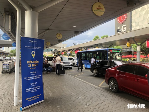 Ngày cuối kỳ lễ, sân bay Tân Sơn Nhất đông nghẹt người - Ảnh 4. Ngày cuối kỳ lễ, sân bay Tân Sơn Nhất đông nghẹt người - Ảnh 4.