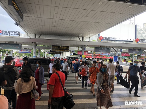 Ngày cuối kỳ lễ, sân bay Tân Sơn Nhất đông nghẹt người - Ảnh 2. Ngày cuối kỳ lễ, sân bay Tân Sơn Nhất đông nghẹt người - Ảnh 2.