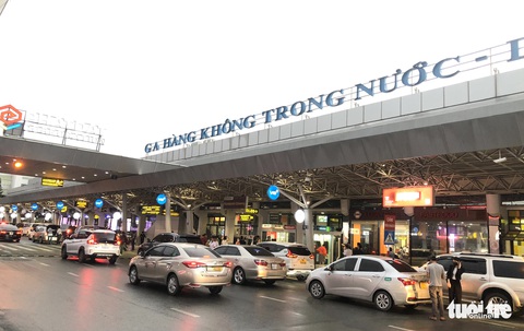 Ngày cuối kỳ lễ, sân bay Tân Sơn Nhất đông nghẹt người - Ảnh 6. Ngày cuối kỳ lễ, sân bay Tân Sơn Nhất đông nghẹt người - Ảnh 6.