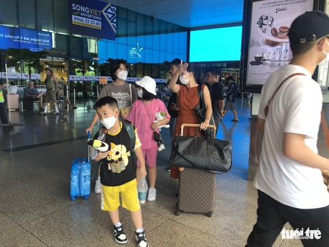 Ngày cuối kỳ lễ, sân bay Tân Sơn Nhất đông nghẹt người - Ảnh 3. Ngày cuối kỳ lễ, sân bay Tân Sơn Nhất đông nghẹt người - Ảnh 3.