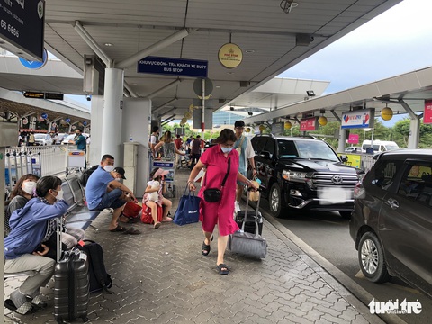 Ngày cuối kỳ lễ, sân bay Tân Sơn Nhất đông nghẹt người - Ảnh 5. Ngày cuối kỳ lễ, sân bay Tân Sơn Nhất đông nghẹt người - Ảnh 5.