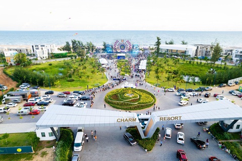 15.000 khán giả ‘quẩy’ cực sung cùng Tóc Tiên, Isaac tại Lets Charm Fest 2022 - Ảnh 1. 15.000 khán giả ‘quẩy’ cực sung cùng Tóc Tiên, Isaac tại Lets Charm Fest 2022 - Ảnh 1.