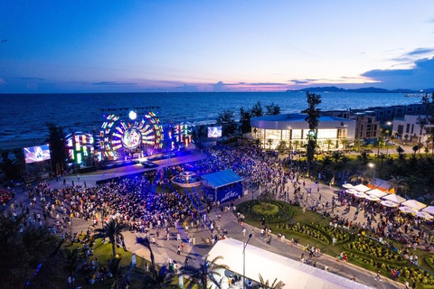 15.000 khán giả ‘quẩy’ cực sung cùng Tóc Tiên, Isaac tại Lets Charm Fest 2022 - Ảnh 2. 15.000 khán giả ‘quẩy’ cực sung cùng Tóc Tiên, Isaac tại Lets Charm Fest 2022 - Ảnh 2.