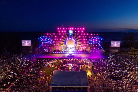 15.000 khán giả ‘quẩy’ cực sung cùng Tóc Tiên, Isaac tại Lets Charm Fest 2022 - Ảnh 3. 15.000 khán giả ‘quẩy’ cực sung cùng Tóc Tiên, Isaac tại Lets Charm Fest 2022 - Ảnh 3.