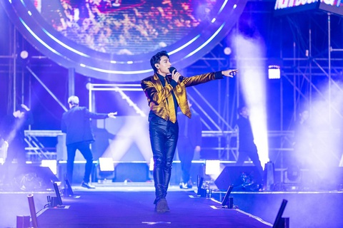 15.000 khán giả ‘quẩy’ cực sung cùng Tóc Tiên, Isaac tại Lets Charm Fest 2022 - Ảnh 5. 15.000 khán giả ‘quẩy’ cực sung cùng Tóc Tiên, Isaac tại Lets Charm Fest 2022 - Ảnh 5.