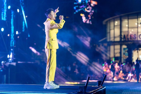 15.000 khán giả ‘quẩy’ cực sung cùng Tóc Tiên, Isaac tại Lets Charm Fest 2022 - Ảnh 6. 15.000 khán giả ‘quẩy’ cực sung cùng Tóc Tiên, Isaac tại Lets Charm Fest 2022 - Ảnh 6.