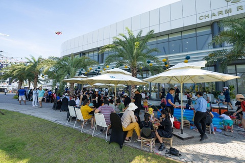 15.000 khán giả ‘quẩy’ cực sung cùng Tóc Tiên, Isaac tại Lets Charm Fest 2022 - Ảnh 10. 15.000 khán giả ‘quẩy’ cực sung cùng Tóc Tiên, Isaac tại Lets Charm Fest 2022 - Ảnh 10.