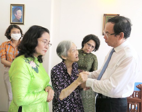Lãnh đạo TP.HCM dâng hương cố Tổng bí thư Lê Hồng Phong - Ảnh 1. Lãnh đạo TP.HCM dâng hương cố Tổng bí thư Lê Hồng Phong - Ảnh 1.
