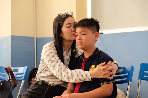Phụ huynh bật khóc trong lễ khai giảng đặc biệt, ‘Năm học của sự biết ơn’ - Ảnh 6. Phụ huynh bật khóc trong lễ khai giảng đặc biệt, ‘Năm học của sự biết ơn’ - Ảnh 6.
