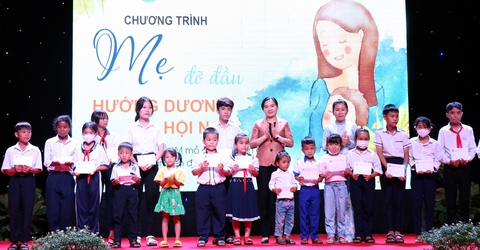 278 trẻ mồ côi ở Phú Yên được đỡ đầu đến năm 18 tuổi - Ảnh 1. 278 trẻ mồ côi ở Phú Yên được đỡ đầu đến năm 18 tuổi - Ảnh 1.