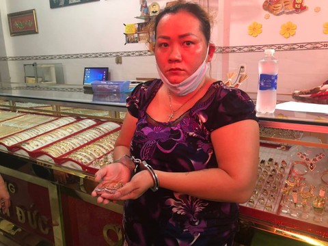 Khởi tố nữ giúp việc nhiều lần trộm vàng của chủ nhà - Ảnh 1. Khởi tố nữ giúp việc nhiều lần trộm vàng của chủ nhà - Ảnh 1.