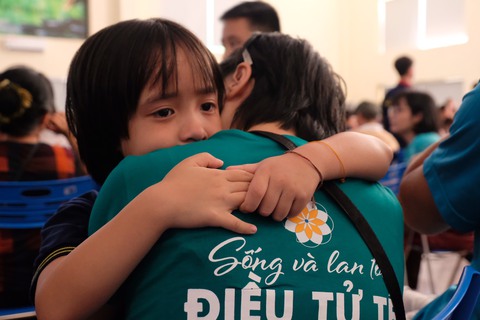 Phụ huynh bật khóc trong lễ khai giảng đặc biệt, ‘Năm học của sự biết ơn’ - Ảnh 7. Phụ huynh bật khóc trong lễ khai giảng đặc biệt, ‘Năm học của sự biết ơn’ - Ảnh 7.