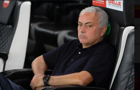 AS Roma cùng Mourinho thảm bại trước Udinese - Ảnh 1. AS Roma cùng Mourinho thảm bại trước Udinese - Ảnh 1.