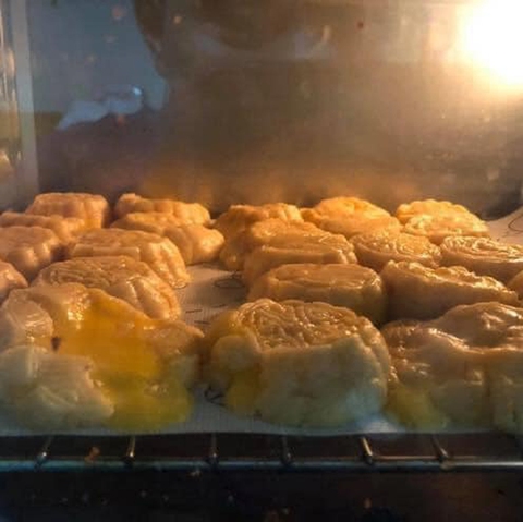 Muôn hình vạn trạng bánh trung thu sứt đầu mẻ trán đua nhau ra lò - Ảnh 4. Muôn hình vạn trạng bánh trung thu sứt đầu mẻ trán đua nhau ra lò - Ảnh 4.