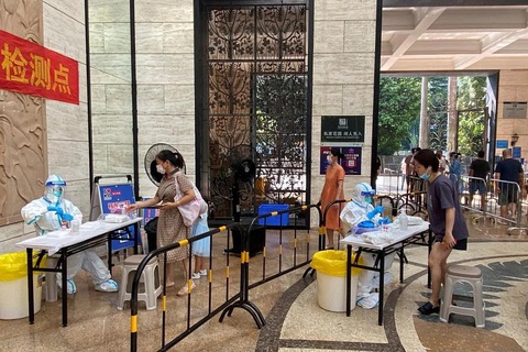 Nhiều thành phố lớn của Trung Quốc lại hối hả dập dịch COVID-19 - Ảnh 1. Nhiều thành phố lớn của Trung Quốc lại hối hả dập dịch COVID-19 - Ảnh 1.