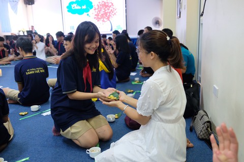 Phụ huynh bật khóc trong lễ khai giảng đặc biệt, ‘Năm học của sự biết ơn’ - Ảnh 9. Phụ huynh bật khóc trong lễ khai giảng đặc biệt, ‘Năm học của sự biết ơn’ - Ảnh 9.