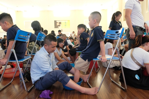Phụ huynh bật khóc trong lễ khai giảng đặc biệt, ‘Năm học của sự biết ơn’ - Ảnh 5. Phụ huynh bật khóc trong lễ khai giảng đặc biệt, ‘Năm học của sự biết ơn’ - Ảnh 5.
