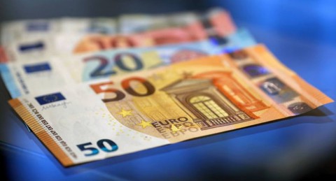 Lần đầu tiên trong 20 năm, euro rẻ hơn USD - Ảnh 1. Lần đầu tiên trong 20 năm, euro rẻ hơn USD - Ảnh 1.