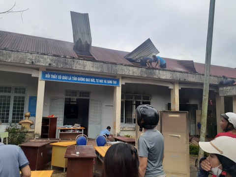 Khai giảng ở trường học bị sét đánh cháy - Ảnh 2. Khai giảng ở trường học bị sét đánh cháy - Ảnh 2.