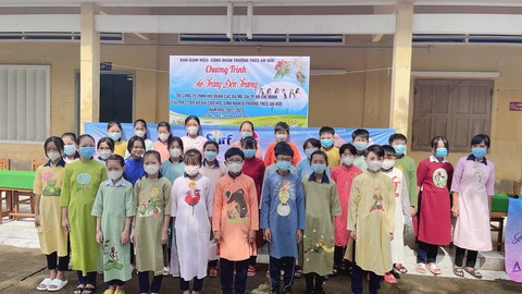 Áo dài yêu thương về vùng sâu - Ảnh 1. Áo dài yêu thương về vùng sâu - Ảnh 1.